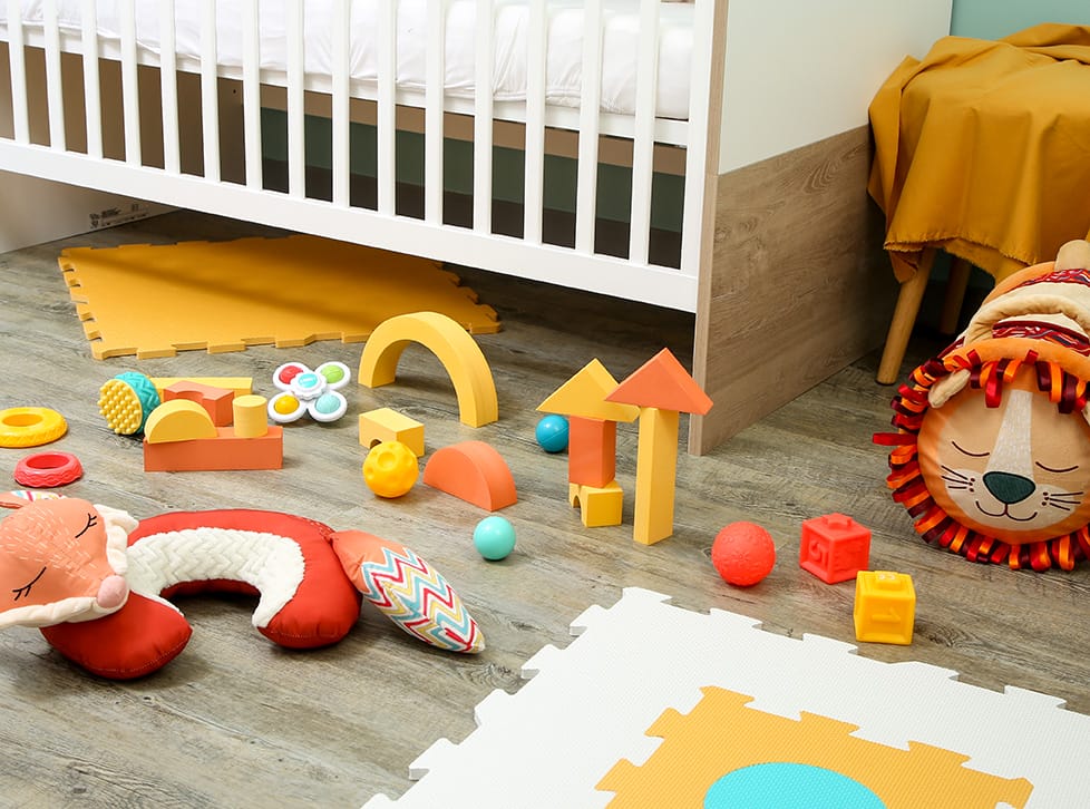 Une chambre d'enfant avec des jouets LUDI éparpillés sur le sol