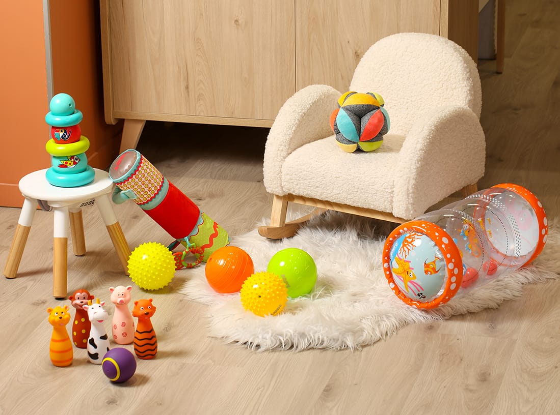 Une chambre d'enfant avec des jouets LUDI éparpillés sur le sol