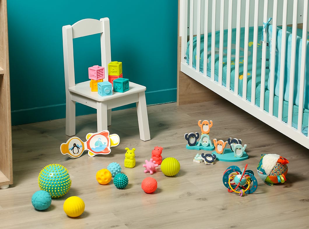 Une chambre d'enfant avec des jouets LUDI éparpillés sur le sol